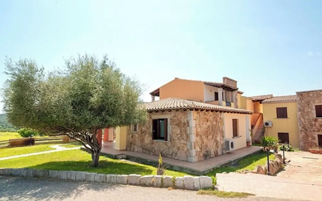 Residence with swimming pool near Budoni