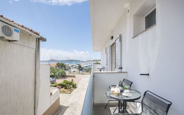 Apartments and Rooms Mare