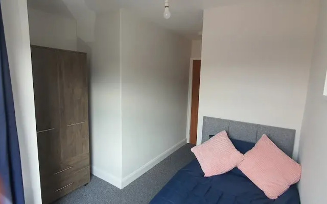 Room in Guest Room - Bright Single Room in Stoke