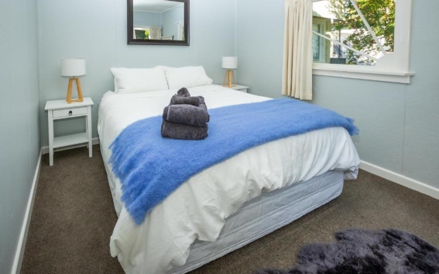 Hop, Skip and Jump to the Lake - Te Anau Holiday House – Guest Rooms – Te Anau