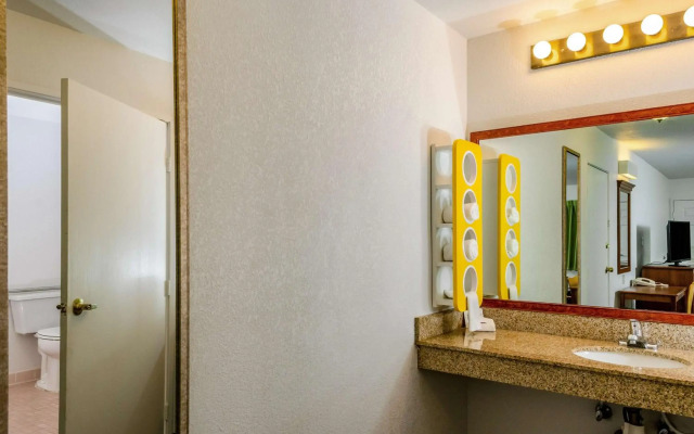 Motel 6 Oakdale, CA