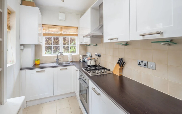 JOIVY Homely 2 Bed Riverside Flat with Patio in Hammersmith