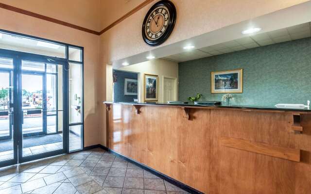 Econo Lodge Inn & Suites