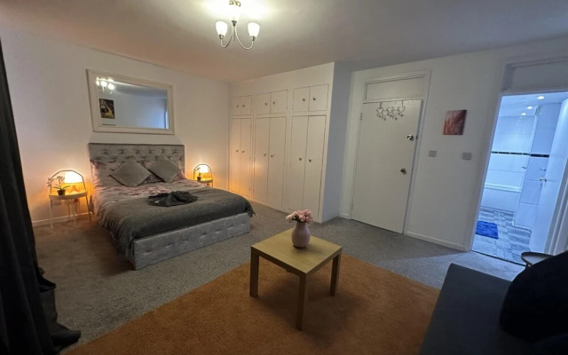 Gorgeous 4 Bedrooms, 5-baths House Central London