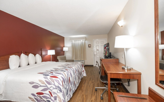 Red Roof Inn & Suites Calhoun