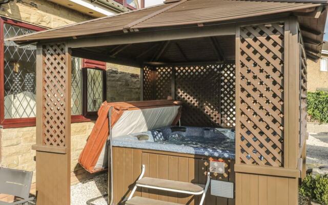 Stunning Residence set on Cliffside in Scarborough