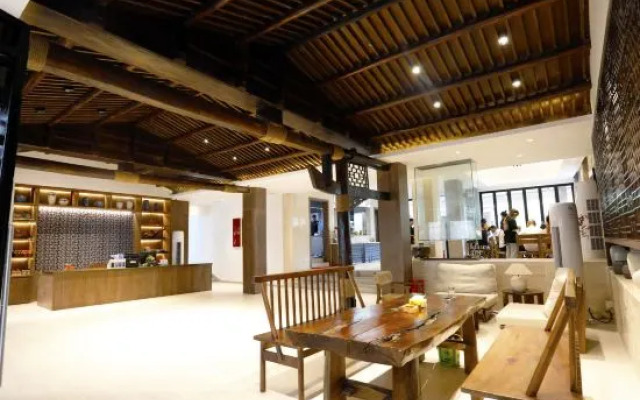 Wangcun Caotang Inn (Furong Town Waterfall)