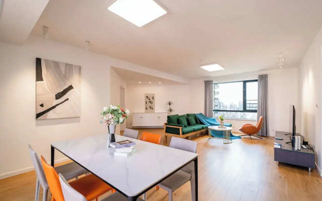 Tyms 4BR 2BA Apt Novel Garden