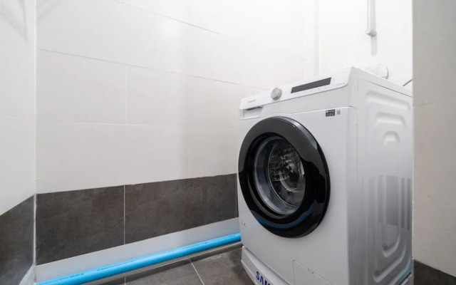 Vibrant Beach Life at Kata Villa UTK4