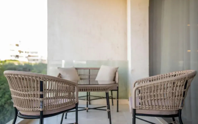 89B-106  Lake View Residence