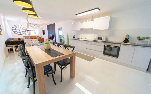 Stunning 3BR Apt - Prime Location - Yalarent