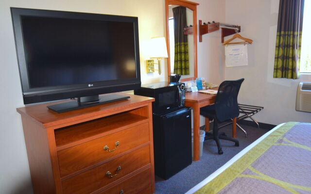 Super 8 by Wyndham Port Angeles at Olympic National Park Hotel