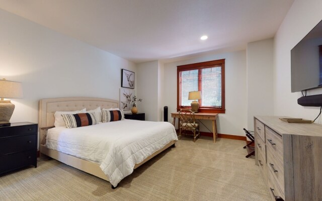 Timbers 6 Updated and Pet-Friendly, Private Jacuzzi, Private Garage by RedAwning