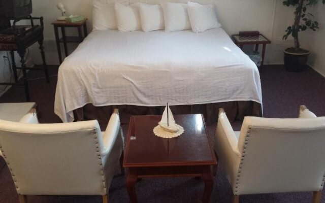 Harbor Haus Inn & Suites