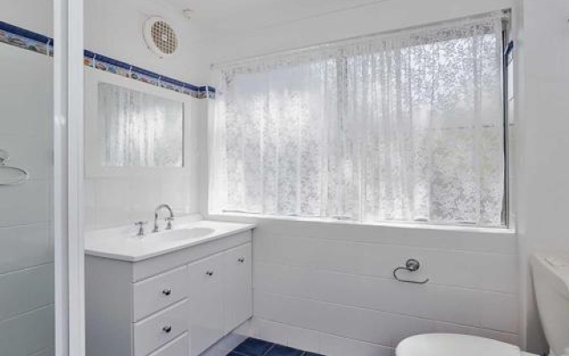 3 'Adriana' 83 Ronald Avenue - Unit With A Backyard – Bathroom – Shoal Bay