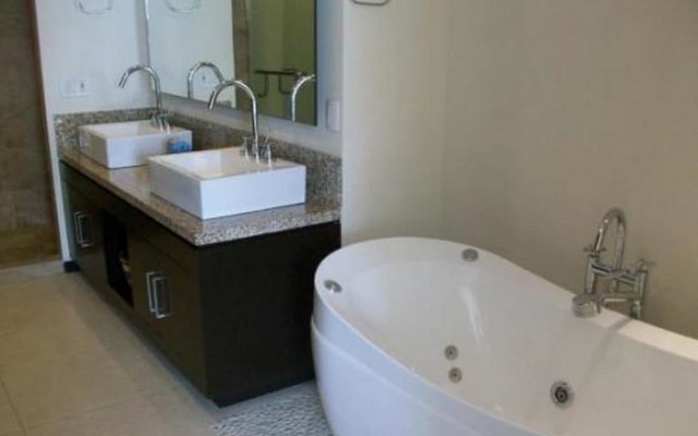 Peninsula Tower 3-9B