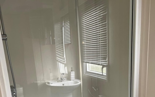 Cabin - Sleeps 6 - Beach 10 Minutes Drive