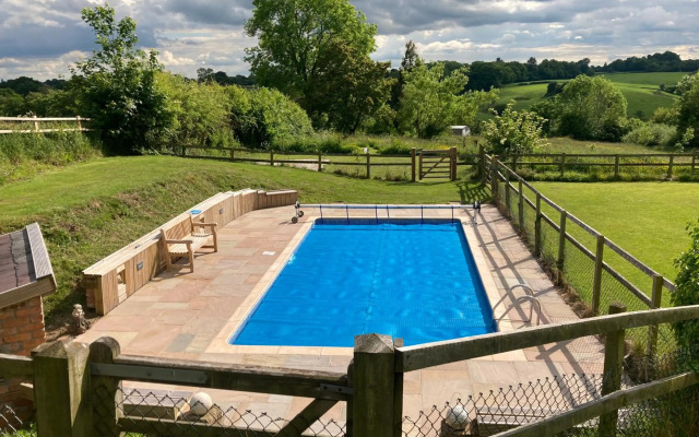 Little Pentre Barn with seasonal Swimming Pool