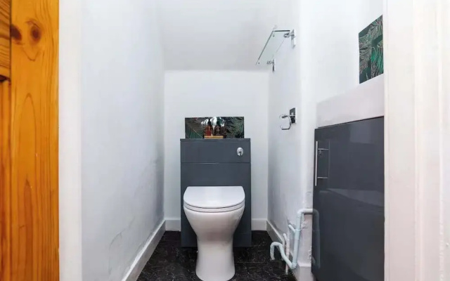 2 Bedroom House - Free Parking