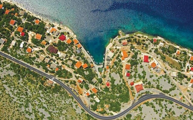 Beautiful Apartment in Karlobag With Wifi