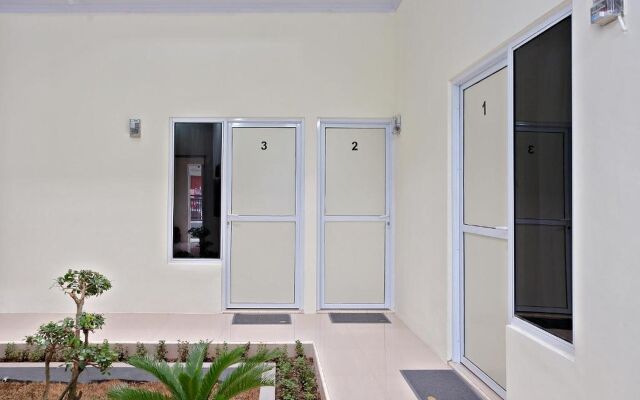 RedDoorz Syariah @ Danesti Homestay Near Bandara Sultan Hasanuddin