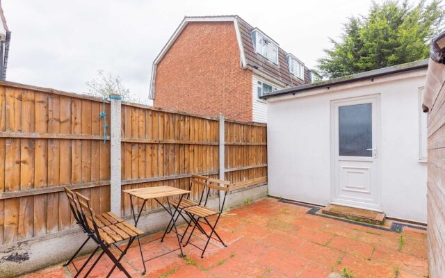 Spacious 4BD Home, Near Excel London!