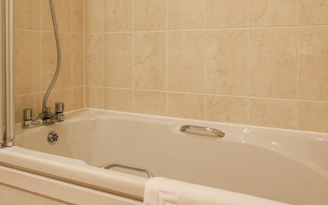 Groups Family 3BR House Emperor