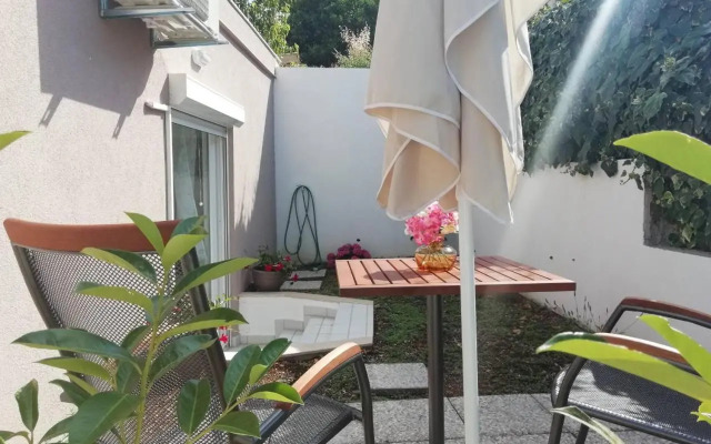 Room with garden