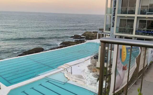 Sleek Contemporary Bondi Beachside Apartment