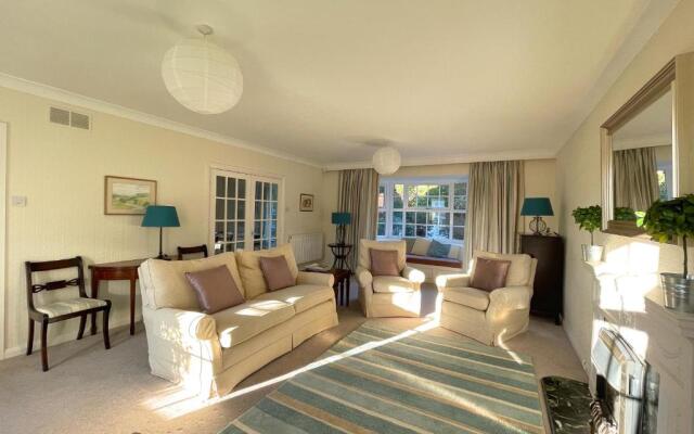 Spacious 4 Bedroom House with Garden