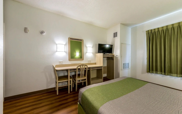 Motel 6 San Antonio, TX - South