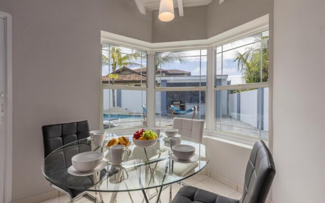 4BR 4BA Villa w Private Pool Eagle Palm Beach