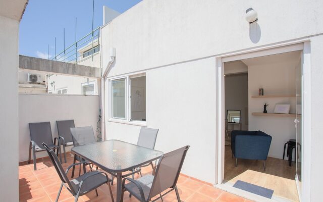 Liiiving - Downtown Balcony Apartment