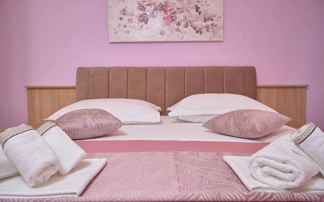 M Entire floor in a spacious house with pool