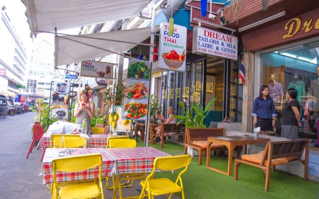 Glad Bangkok Hostel Bar and Restaurant