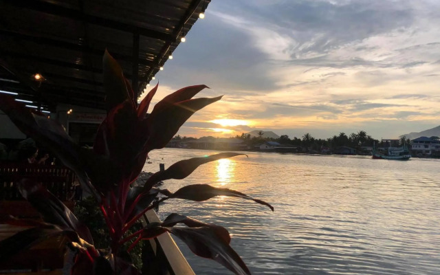 Chaiyai River Front Hotel