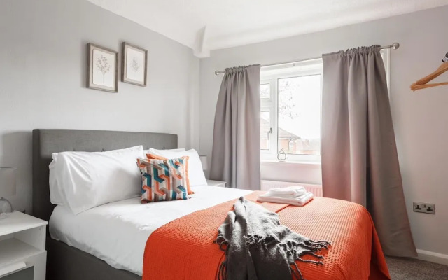 Two-bed House Sleeps 5 With Large Garden & Parking