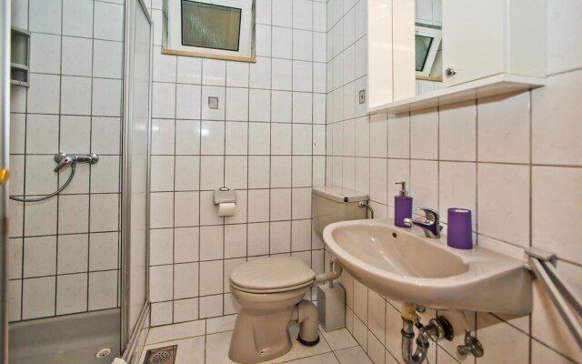 Amazing Home in Smricevica With Wifi and 6 Bedrooms