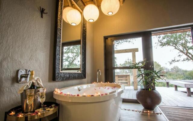 Thornybush Simbambili Lodge