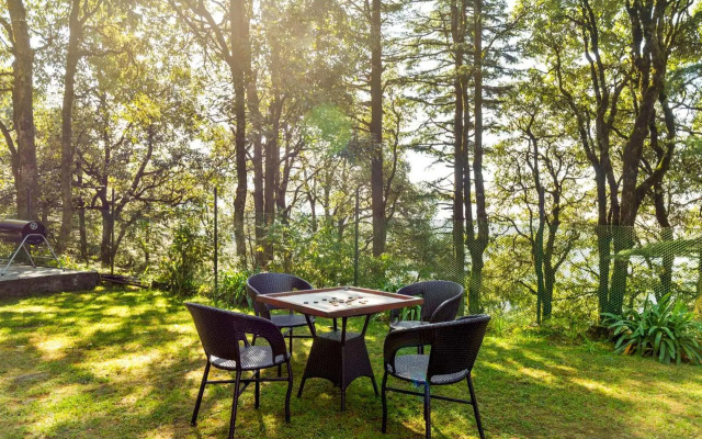 StayVista at 8Oaks - Ancestral Bungalow with massive lawn