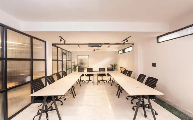 Minimalist Poshtel & Suites