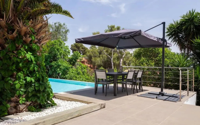 Moderna villa con piscina y amplio jardín