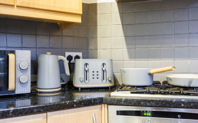 Stylish 3-bed Home in East London Free Parking