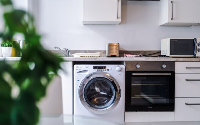 Stunning and Modern 2 Bedroom Apt in Liverpool