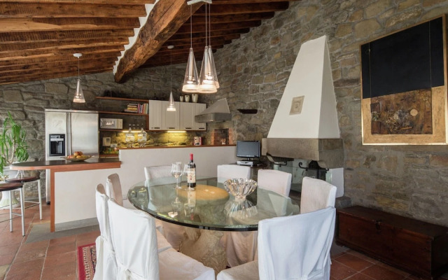 Villa in Cortona With Pool & Hill Views