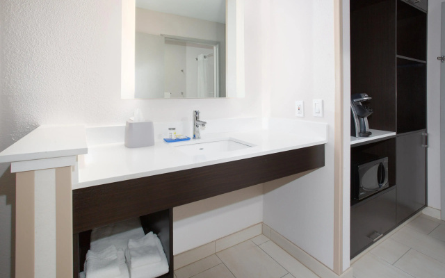 Holiday Inn Express & Suites Lincoln City by IHG