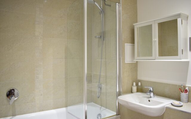 Modern 1 Bedroom Flat Near Riverside