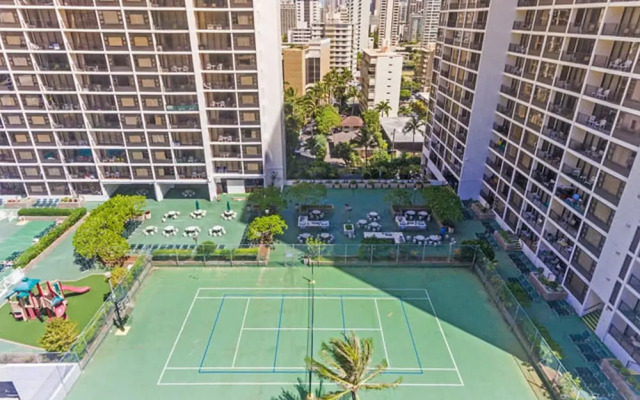 Waikiki Banyan - Partial Ocean View Tower 2 Suite 1204