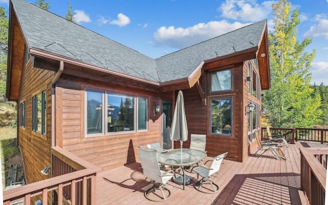 Rounds Retreat 4 Bedroom Home by RedAwning