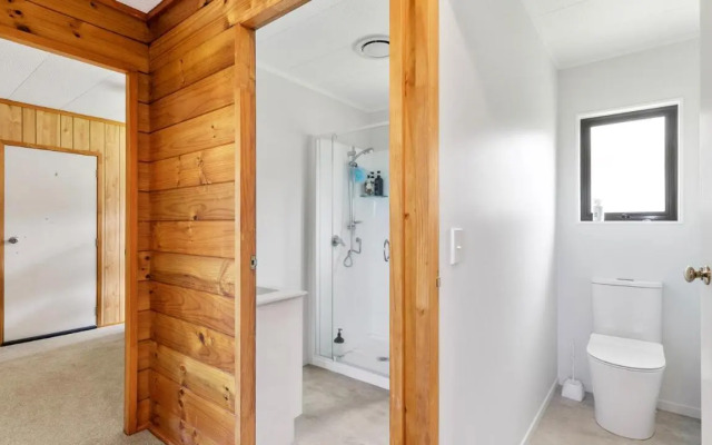 Jade Parrot - Snells Beach Holiday Home